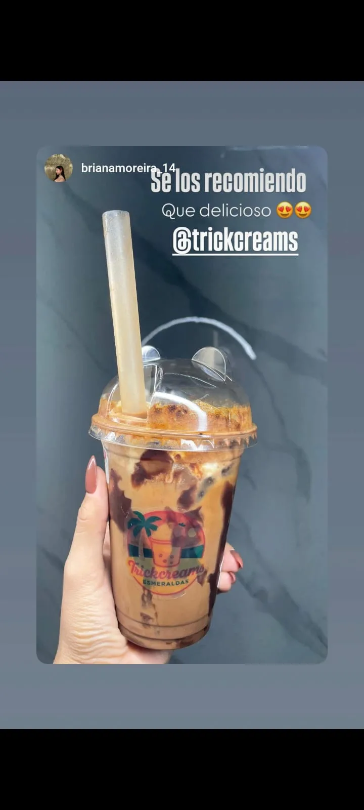 Cliente recomendando una bebida Trickcreams