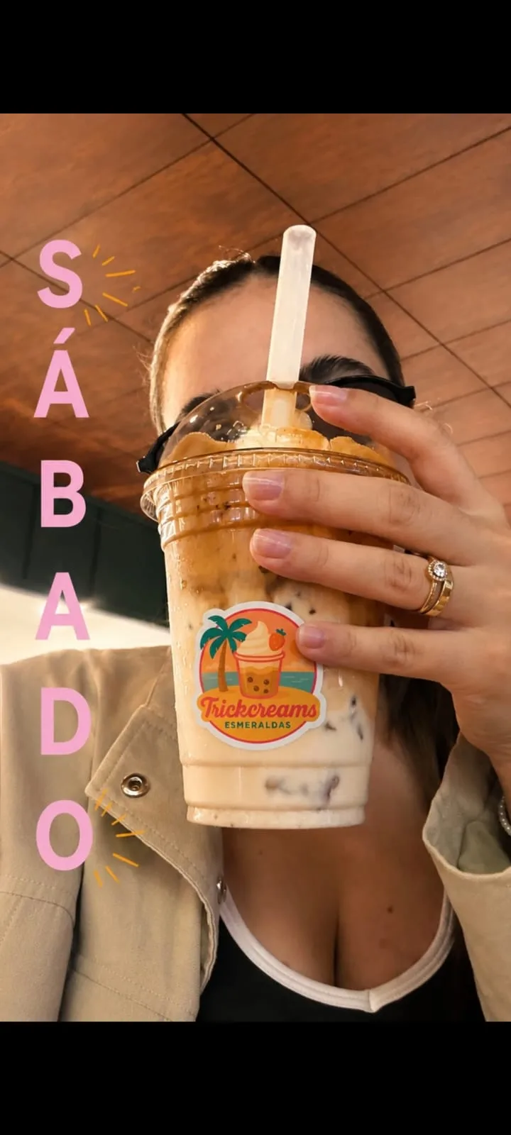 Cliente mostrando su bebida Trickcreams