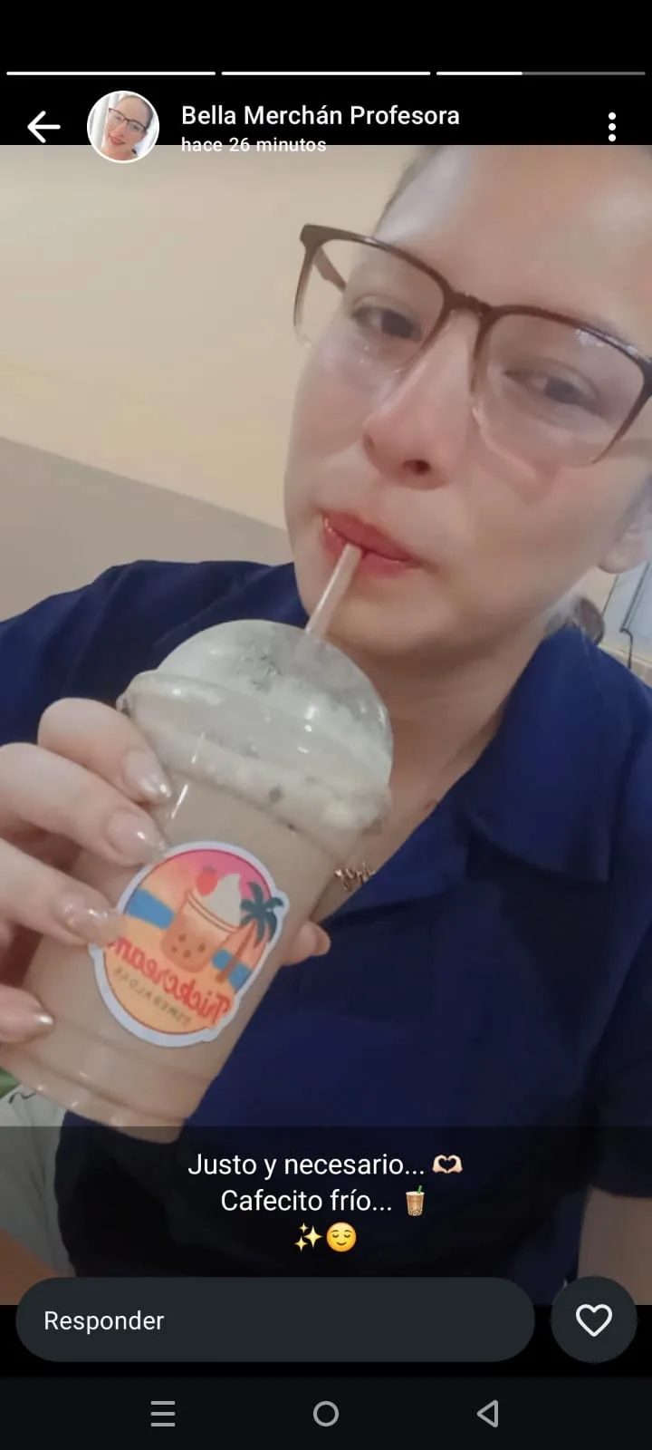Cliente disfrutando café frío Trickcreams