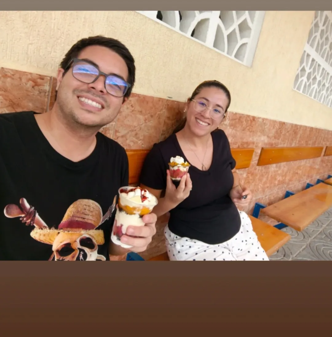 Pareja compartiendo postres Trickcreams